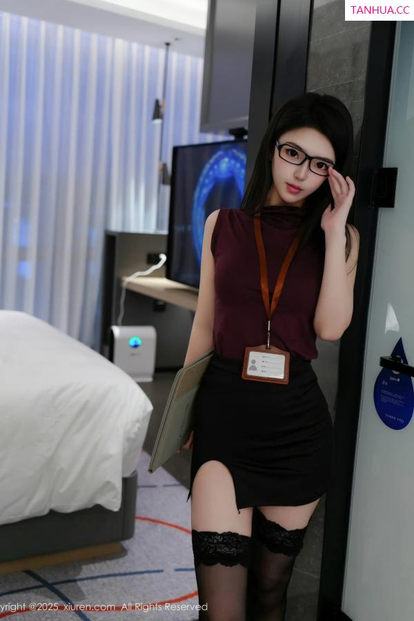   [XiuRen]高清写真图 2025.12.22 No.11135 烧烧小桃 OL服饰第9张图片
